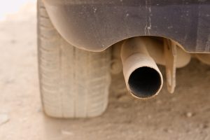 Tubo de escape de un vehículo. Contaminación vehicular.