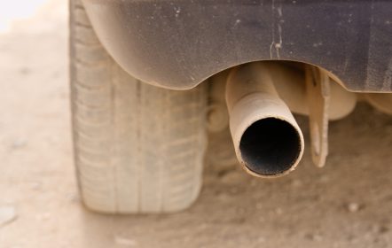 Tubo de escape de un vehículo. Contaminación vehicular.