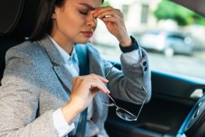 Mujer mareada en un carro