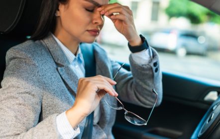 Mujer mareada en un carro