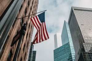 Bandera de estados unidos cerca de un rascacielos