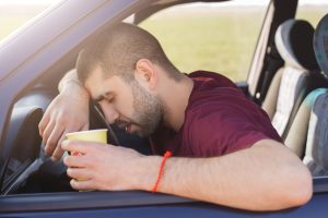 hombre cansado al volante