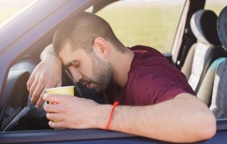 hombre cansado al volante