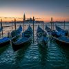 Góndolas venecianas en una tarde de verano en Europa