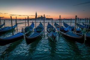 Góndolas venecianas en una tarde de verano en Europa