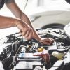 Hombre haciendo un mantenimiento correctivo automotriz