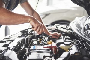 Hombre haciendo un mantenimiento correctivo automotriz