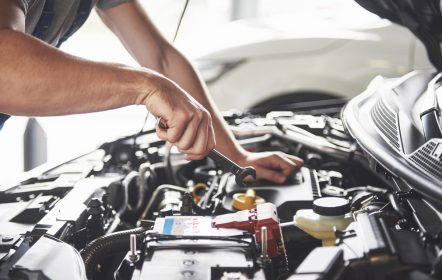 Hombre haciendo un mantenimiento correctivo automotriz