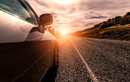 Auto en carretera_ ¿Qué es seguridad vial?