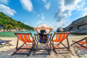 Mujer disfrutando luego de conocer cómo viajar de forma barata