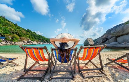 Mujer disfrutando luego de conocer cómo viajar de forma barata