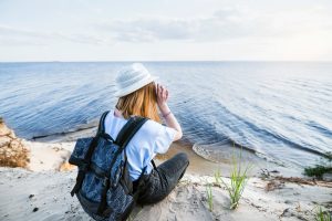 mujer fotografiando el mar