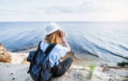 mujer fotografiando el mar