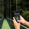 Tomando una fotografía en puente colgante en Costa Rica