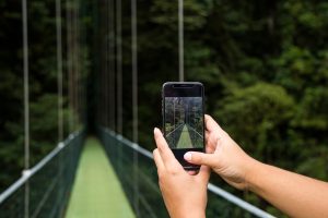 Tomando una fotografía en puente colgante en Costa Rica