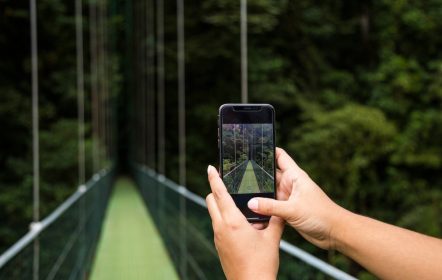 Tomando una fotografía en puente colgante en Costa Rica