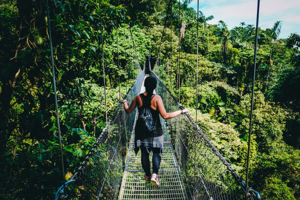 Joven en un puente: Viajar a Costa Rica desde Colombia
