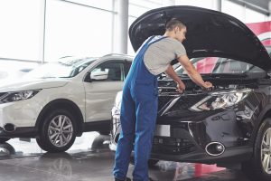 Hombre reparando diferentes tipos de vehículos.