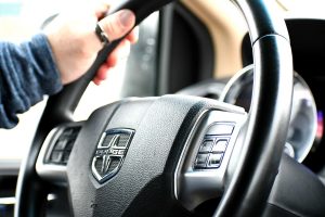 Manos al volante de alguien que tiene certificado de tradición del vehículo