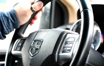 Manos al volante de alguien que tiene certificado de tradición del vehículo