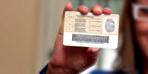 Mujer que quiere saber cómo renovar el pase de conducción
