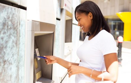 Morena usa ATM con una tarjeta de crédito sin cuota de manejo