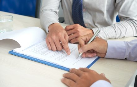 Dos personas en medio de una compra de cartera