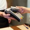 Pagando con tarjeta de crédito para acumular millas