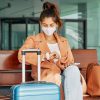 Mujer revisando los requisitos para viajar en pandemia
