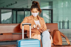 Mujer revisando los requisitos para viajar en pandemia