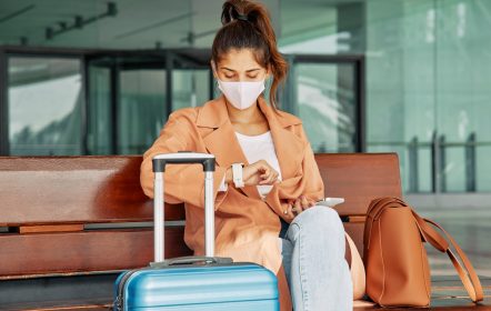 Mujer revisando los requisitos para viajar en pandemia