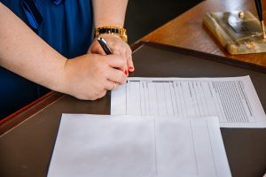 Mujer firmando como tomador de seguro