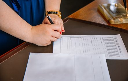 Mujer firmando como tomador de seguro