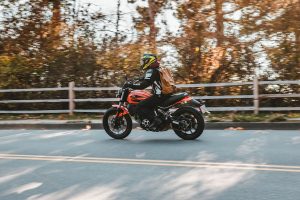 Manejar moto en otoño