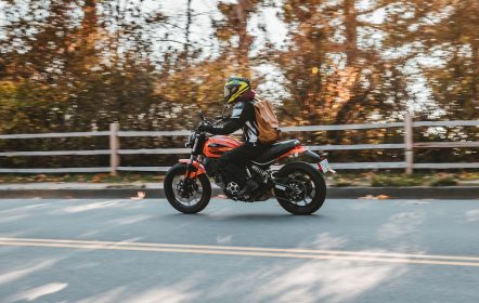 Manejar moto en otoño