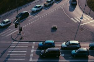 Autos cumpliendo reglas de tránsito