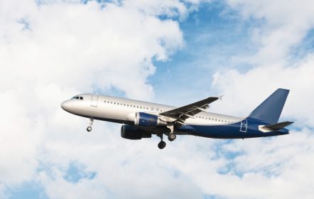 Avión antes de aterrizar- Entérate de los requisitos para ingresar a Colombia