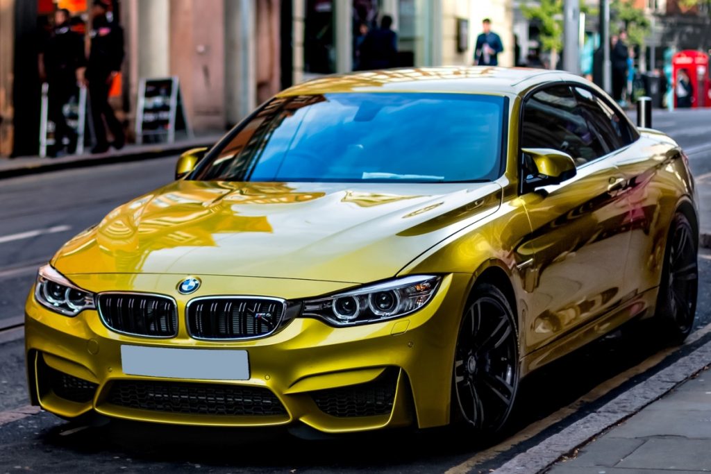BMW amarillo: uno de los autos de lujo más vendidos en Colombia. 