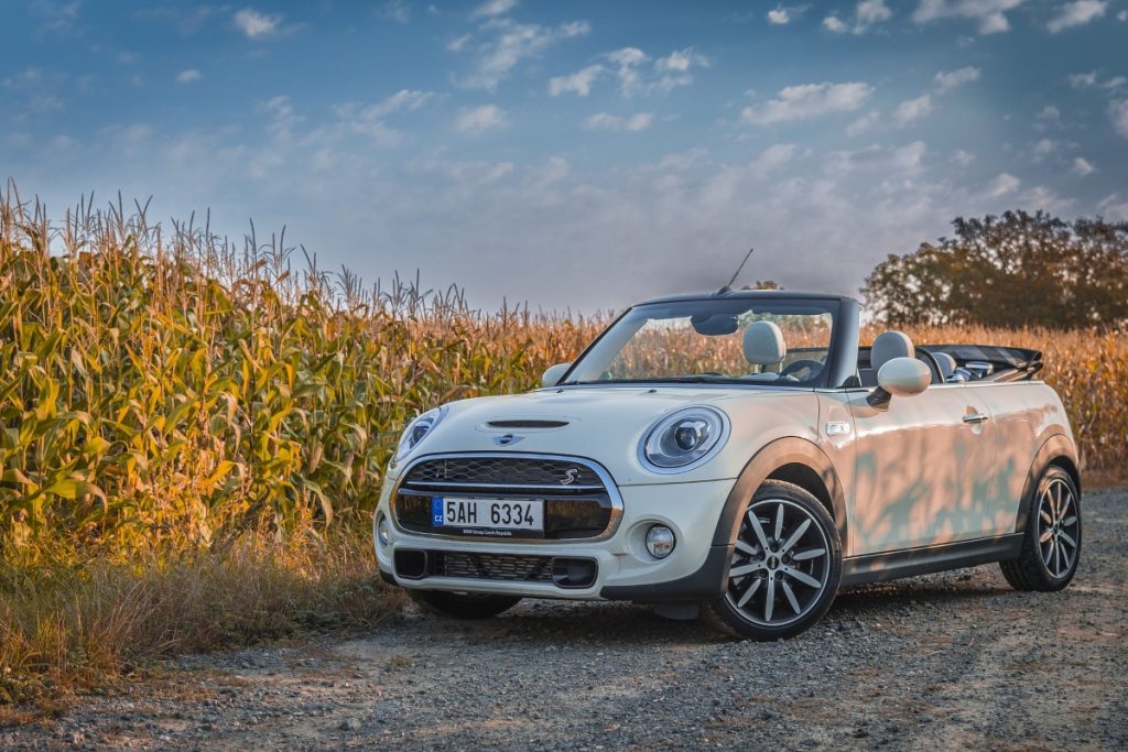 Mini blanco: uno de los autos de lujo más vendidos en Colombia. 