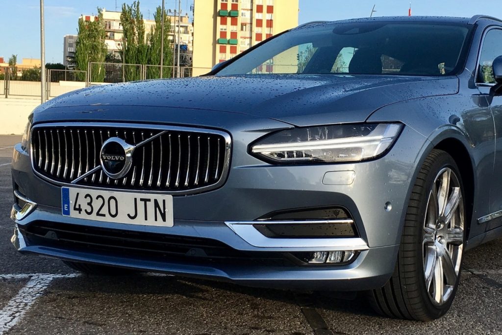 Volvo gris: uno de los autos de lujo más vendidos en Colombia. 