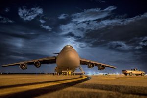 Avión en pista de aterrizaje