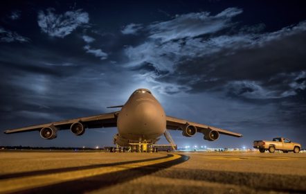 Avión en pista de aterrizaje