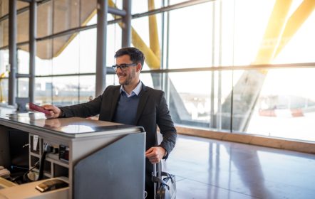 Hombre haciendo registro en un aeropuerto