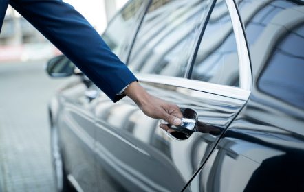 Persona abriendo la puerta de un auto