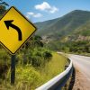 Una señal preventiva de giro a la izquierda en una carretera