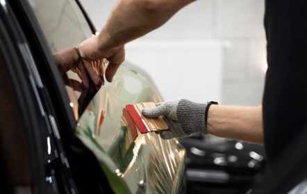 Persona tapando el rayón del carro