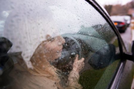 ¿Cómo desempañar los vidrios del auto cuando llueve?